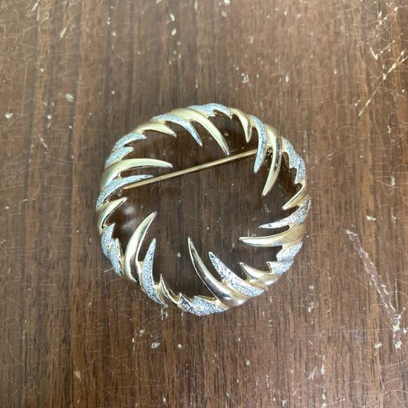 Vintage Sarah Coventry Fire And Ice Gold & Silver Tone wreath style Brooch Pin - Picture 1 of 5